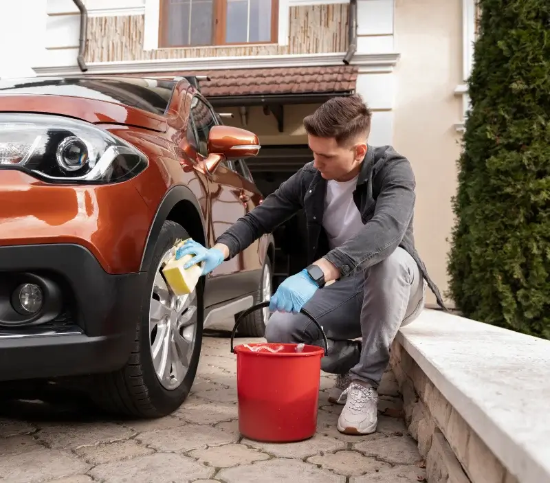 Lavage auto à domicile Largeasse : professionnel intervenant sur un véhicule